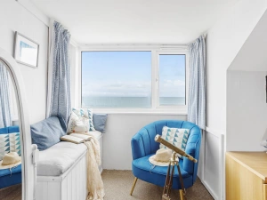 A comfortable window seat and chair - 3 Bayview