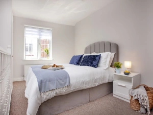 Double bed in upstairs area - Cobblers Cottage