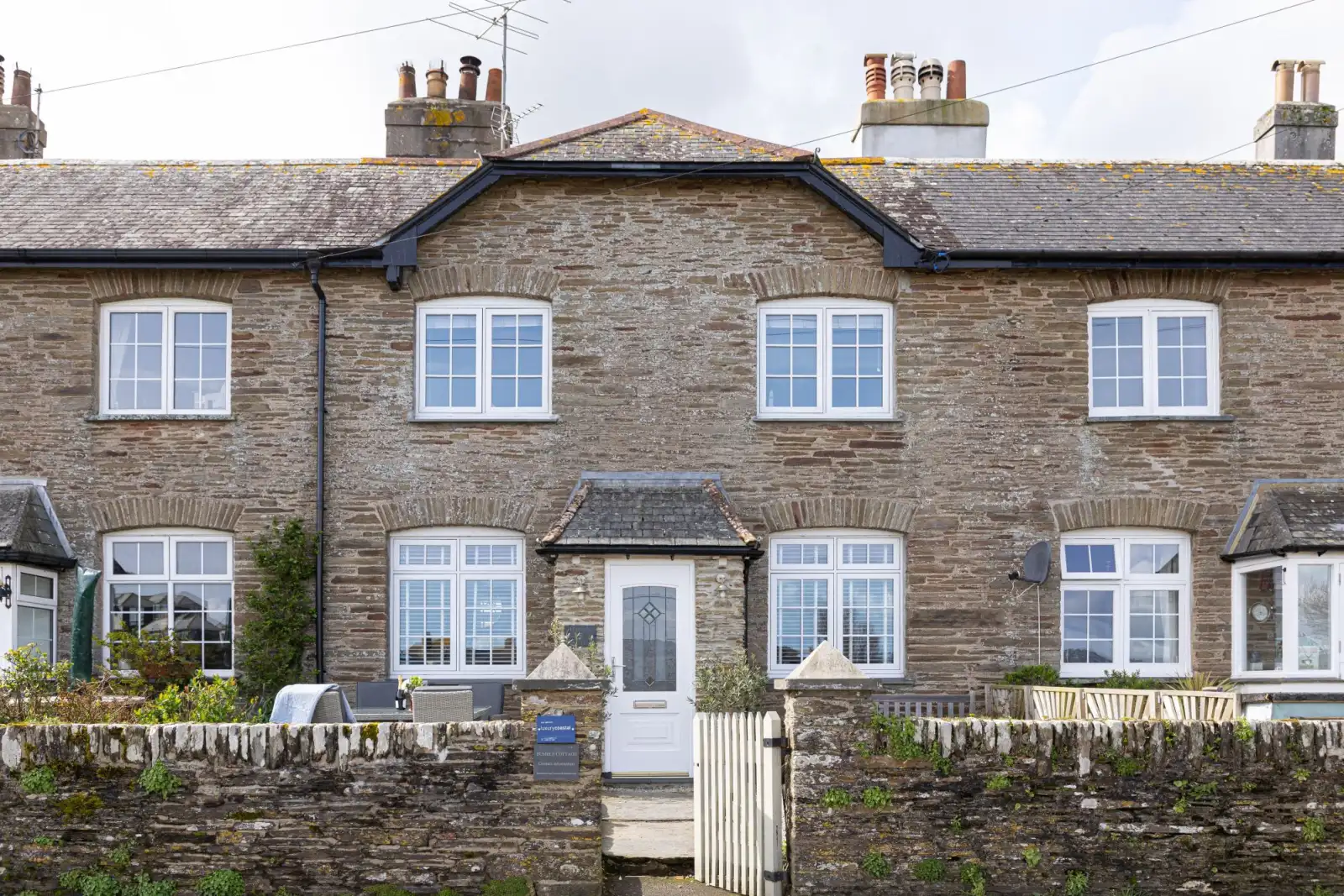 The property from the road - Bumble Cottage