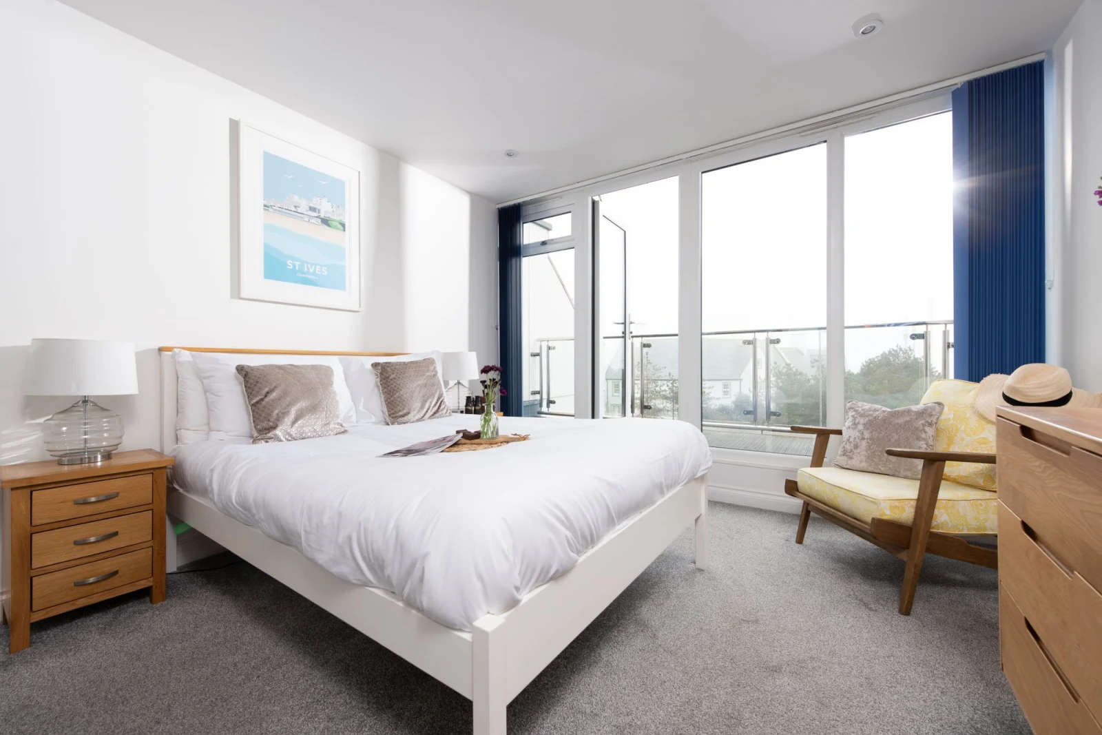 Master bedroom with doors to balcony - Kingsley House
