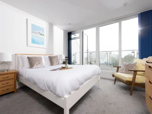 Master bedroom with doors to balcony - Kingsley House