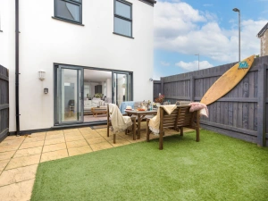 Back garden with furnished patio and lawn - Kingsley House