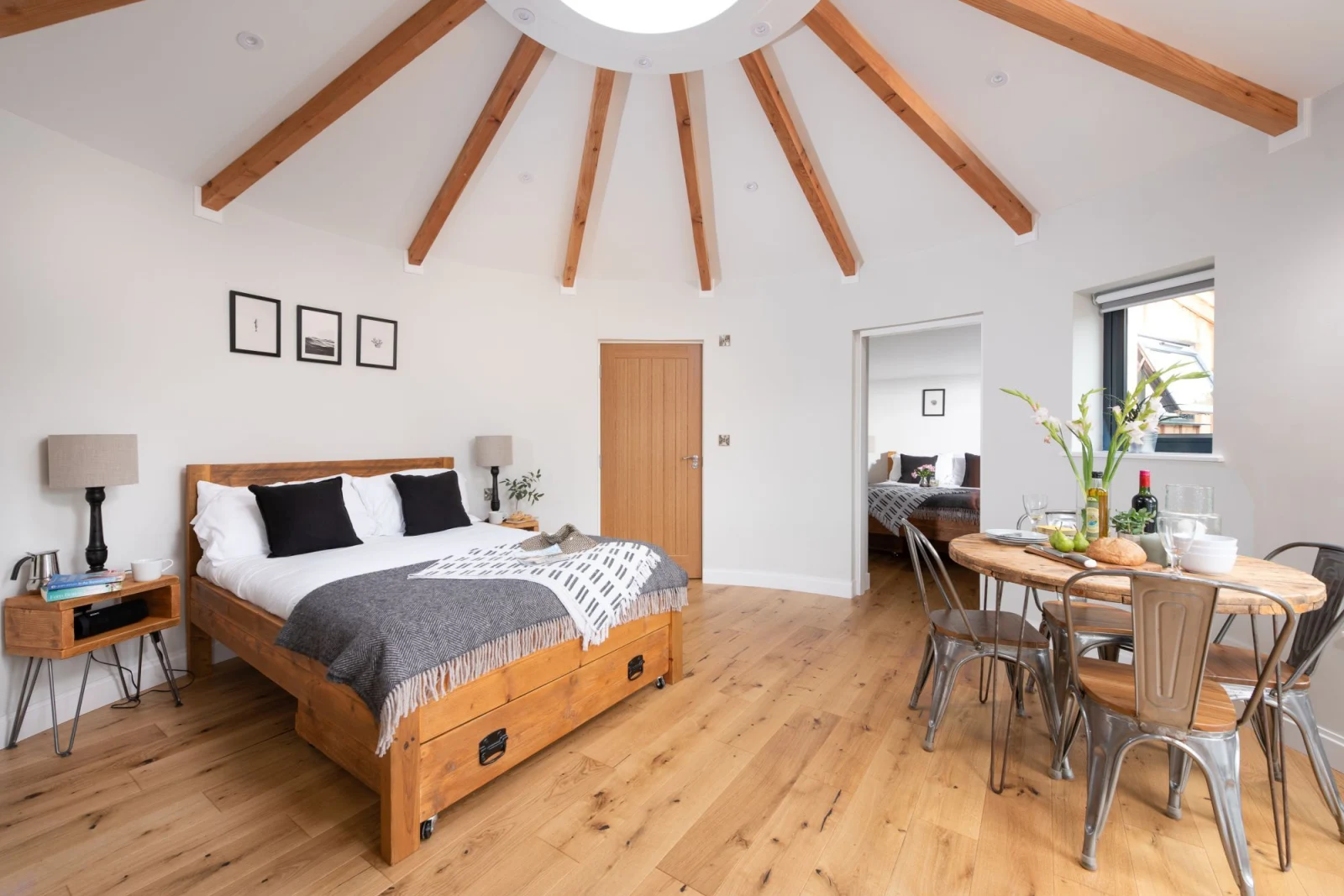 Double Bed under Skylight-Ebb Roundhouse