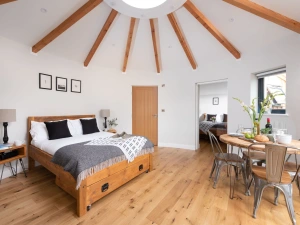 Double Bed under Skylight-Ebb Roundhouse