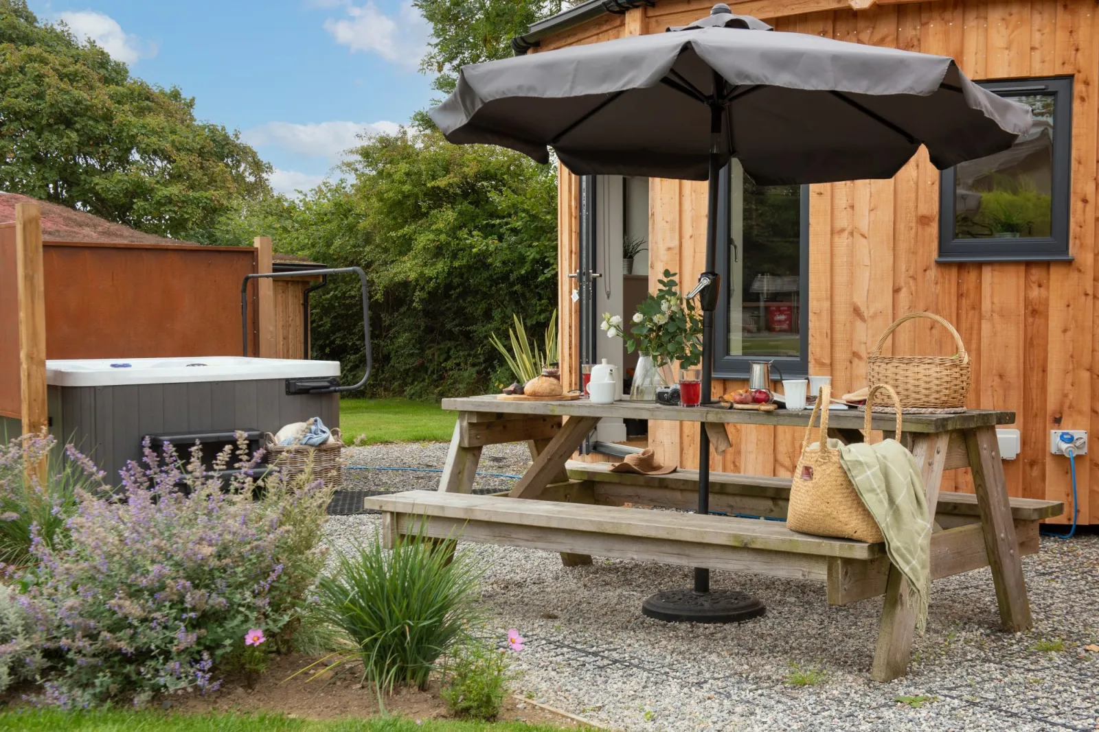 Hot Tub, Picnic Bench-Ebb Roundhouse