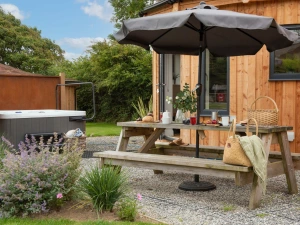 Hot Tub, Picnic Bench-Ebb Roundhouse