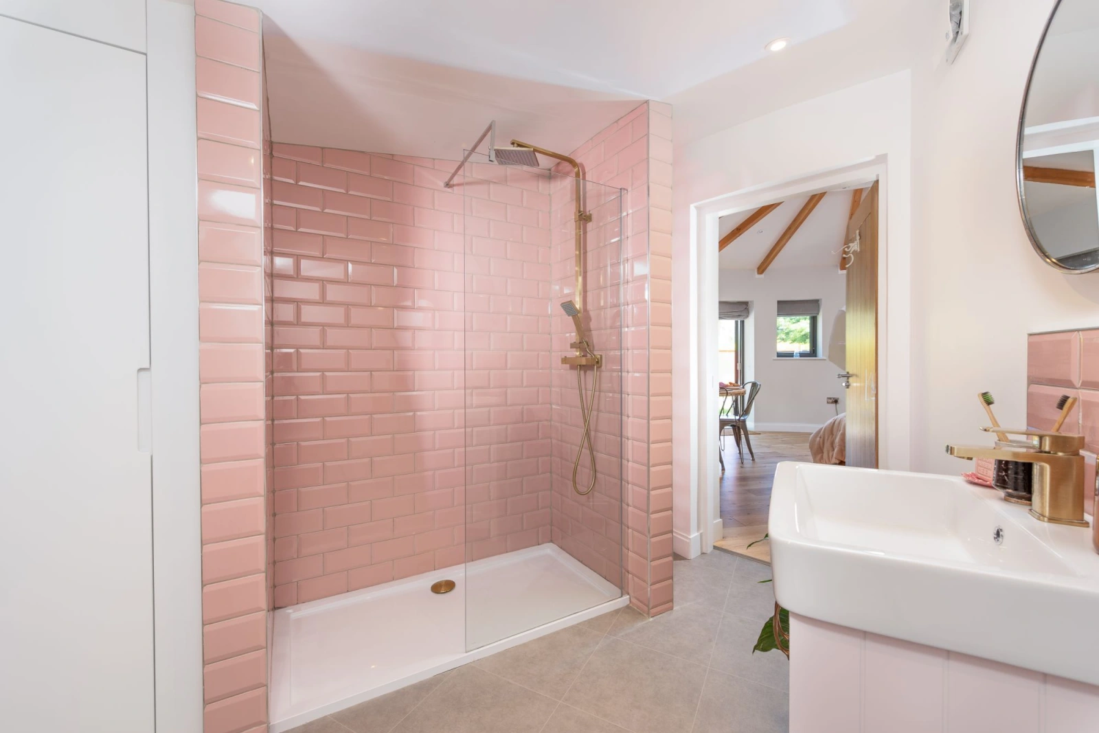 Bathroom, Walk in Shower-Flow Roundhouse