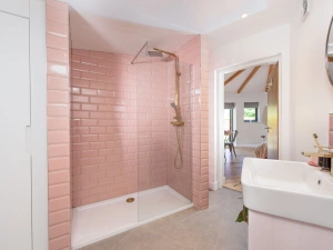 Bathroom, Walk in Shower-Flow Roundhouse