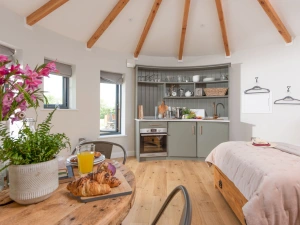 Living area-Kitchenette, Double Bed-Flow Roundhouse