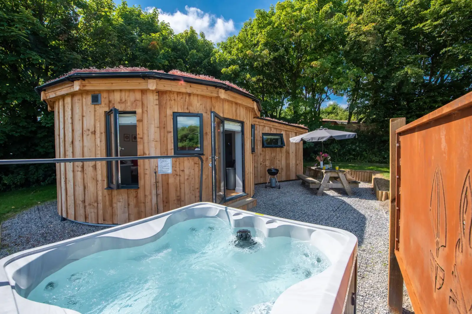 Hot Tub, Picnic Table, BBQ-Flow Roundhouse