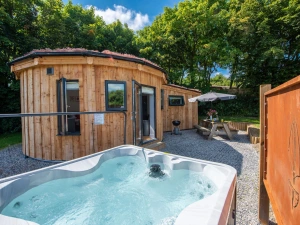 Hot Tub, Picnic Table, BBQ-Flow Roundhouse