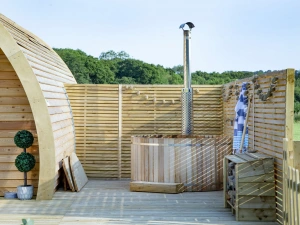 Relax in a hot tub with a privacy screen - Chapterhouse