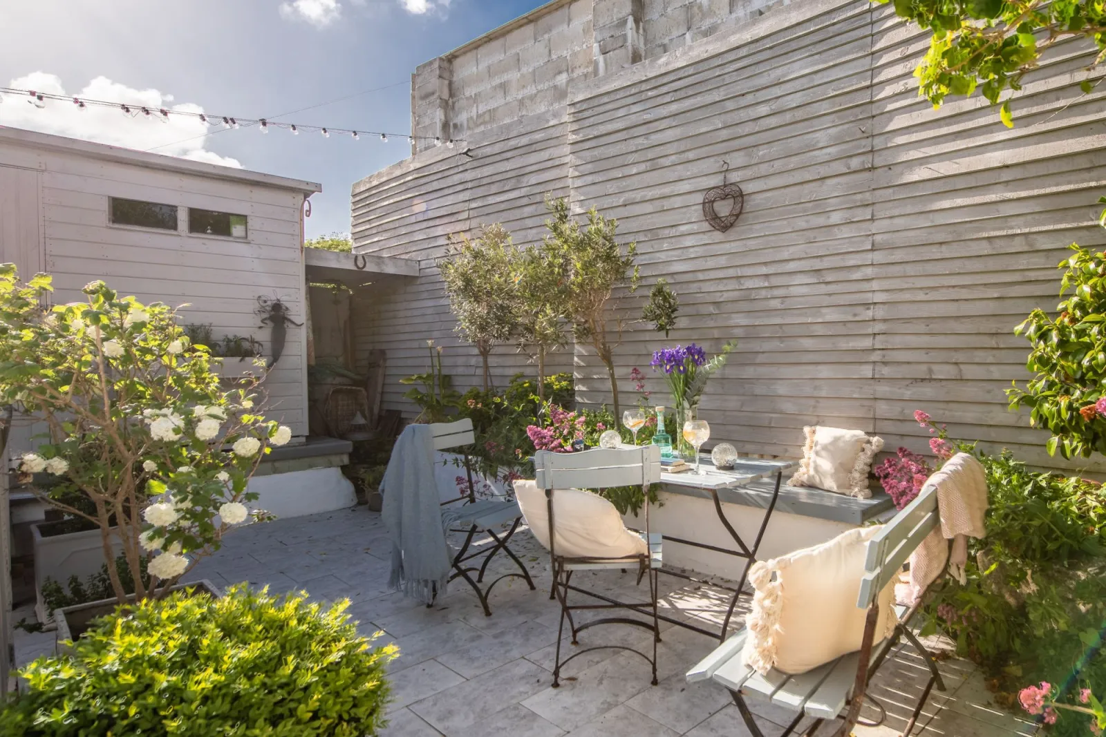 The garden and dining area - Carvossa