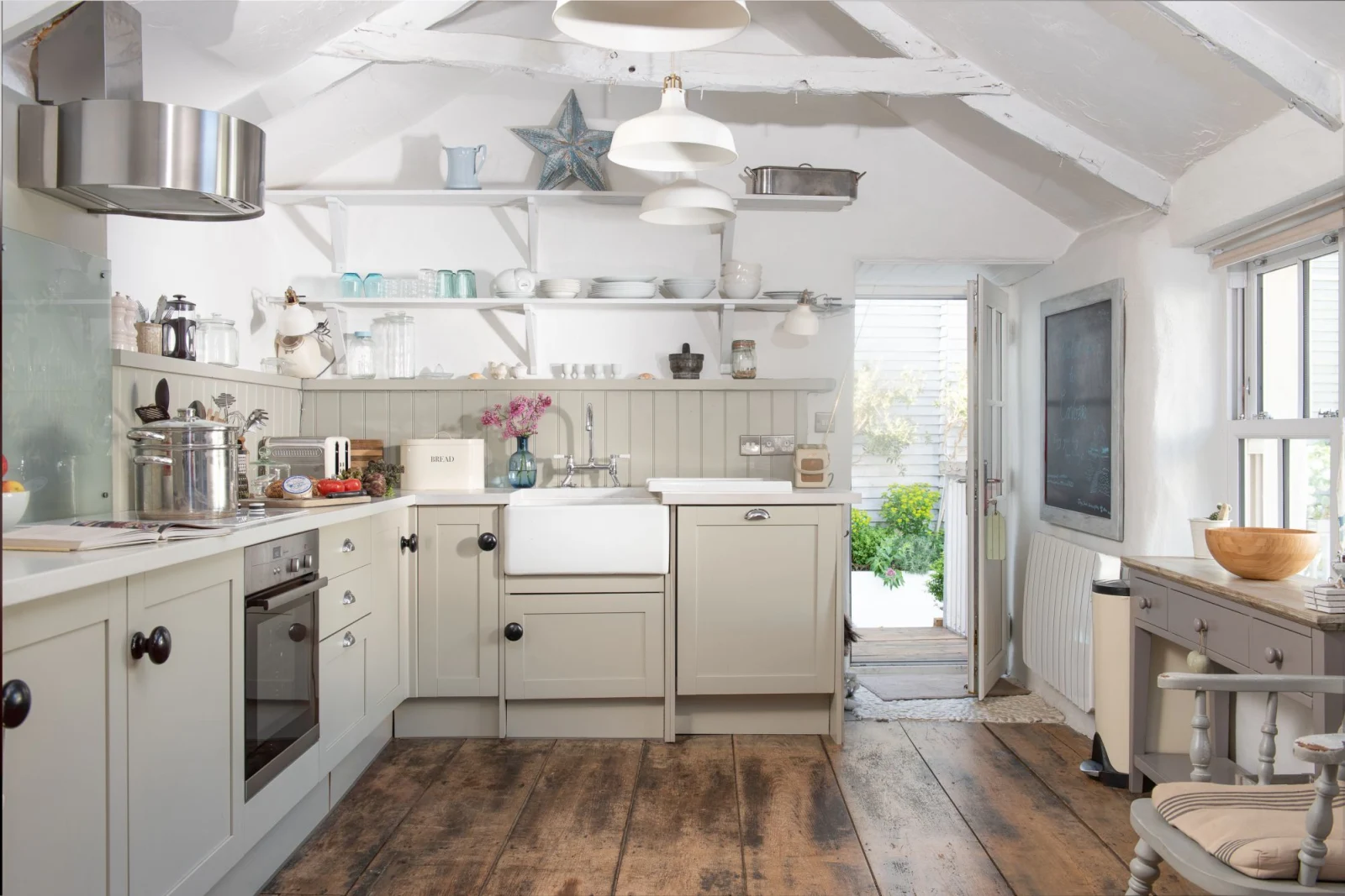 The kitchen with an oven, stovetop and toaster - Carvossa
