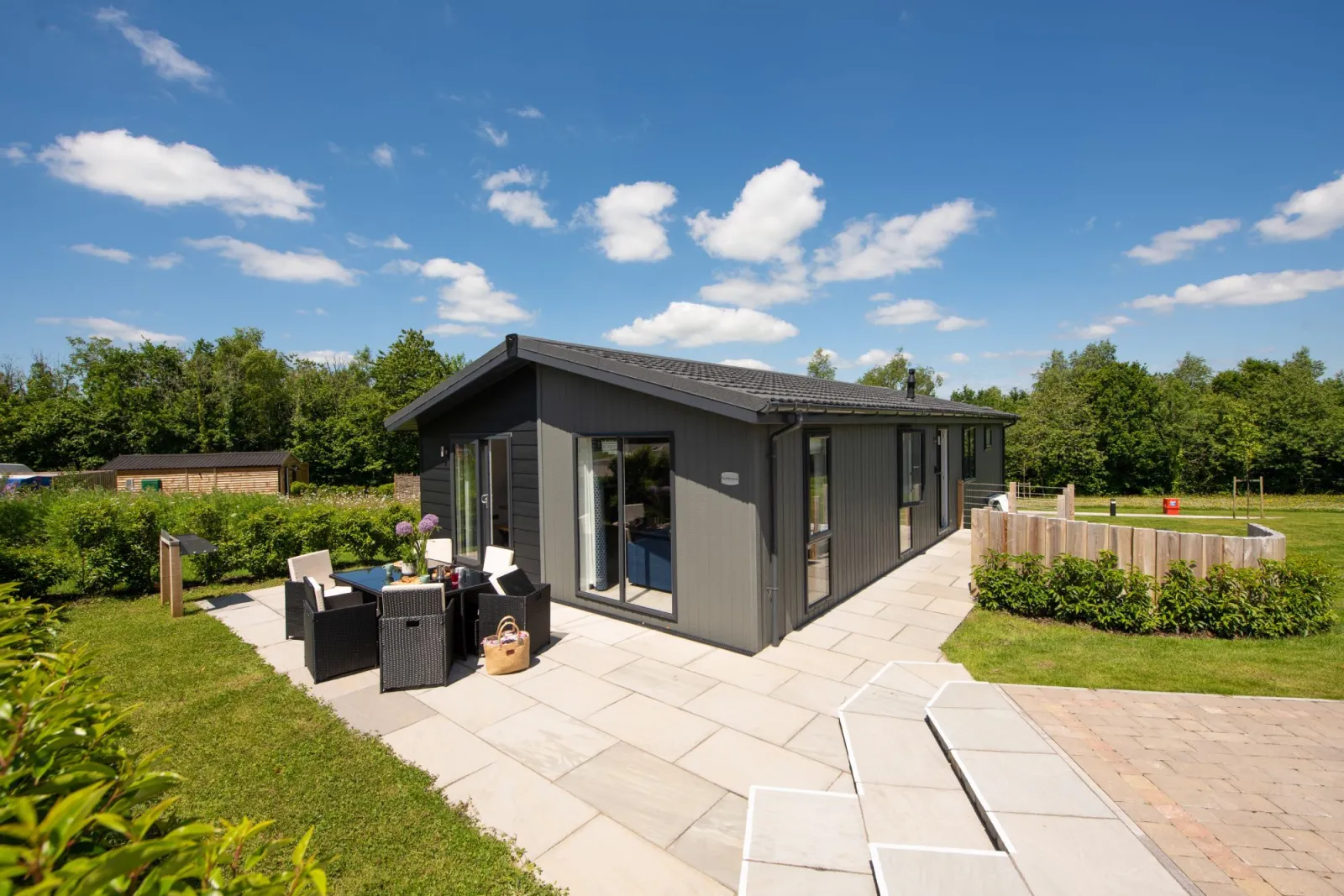 Buttercup Lodge and its outside seating - Buttercup Lodge 