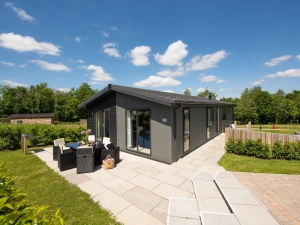 Buttercup Lodge and its outside seating - Buttercup Lodge 