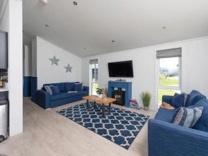 The living area with seating for all guests - Buttercup Lodge 