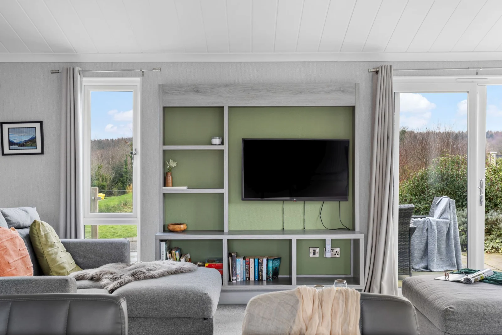 Smart Tv, Comfy Sofas, Patio Doors-Clover Lodge
