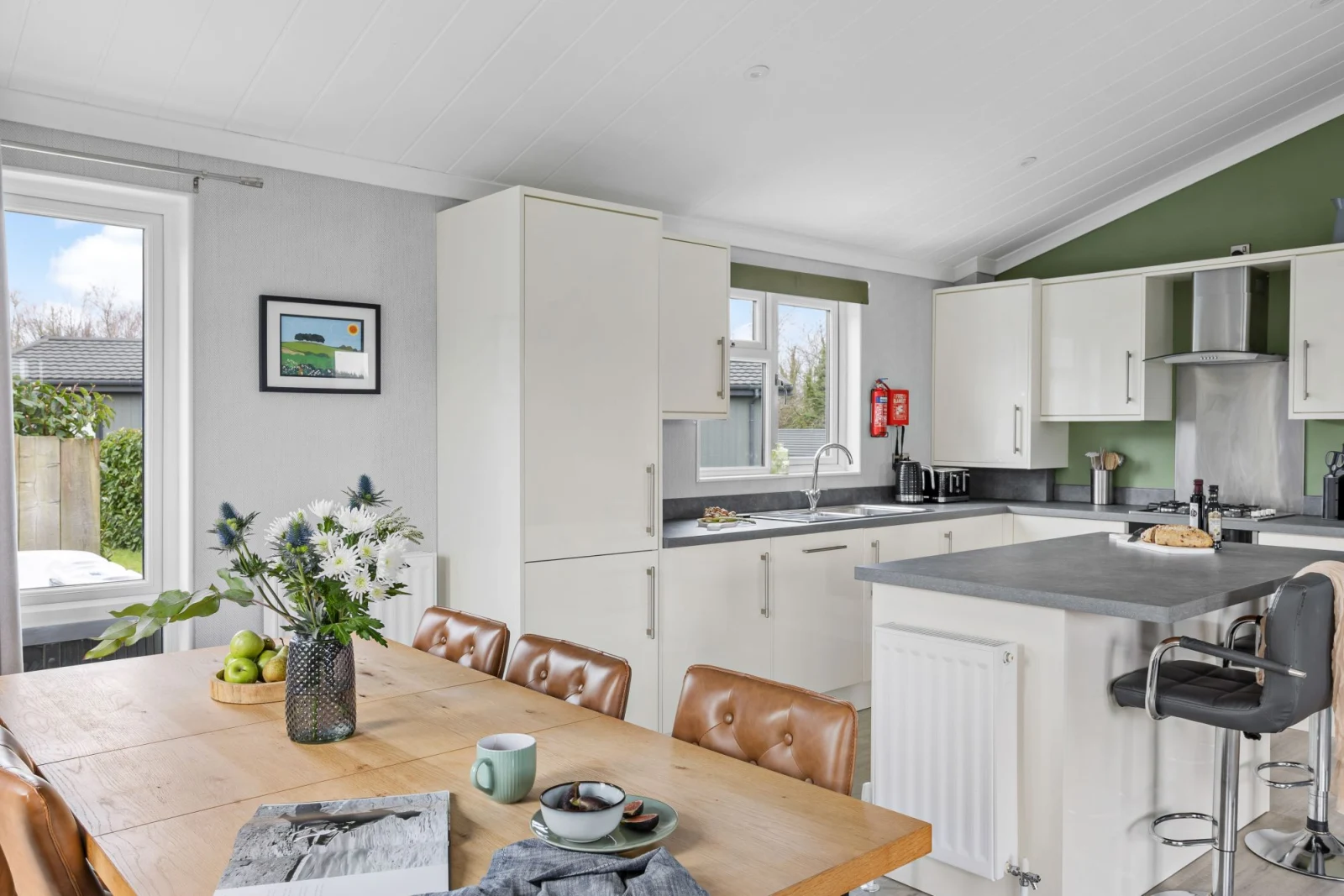 Kitchen, Breakfast Bar, Dining Area-Clover Lodge 