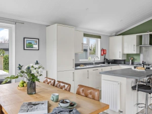 Kitchen, Breakfast Bar, Dining Area-Clover Lodge 