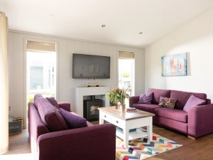 Seating for all guests with a coffee table and a Tv - Forget Me Not Lodge 