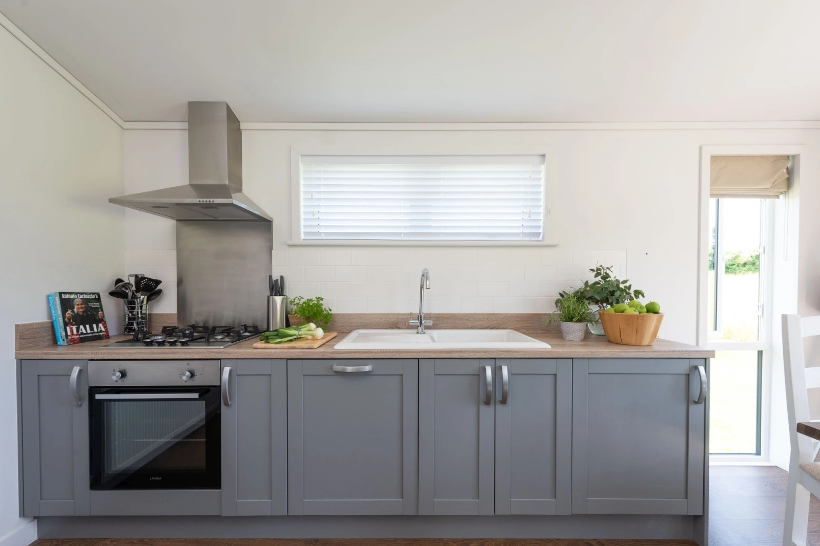 The kitchen with an oven, stovetop, sink and crockery - Forget Me Not Lodge 
