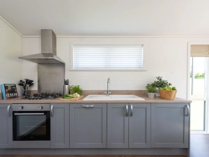 The kitchen with an oven, stovetop, sink and crockery - Forget Me Not Lodge 
