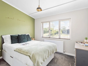 Master bedroom with linen and towels provided - Rose Lodge
