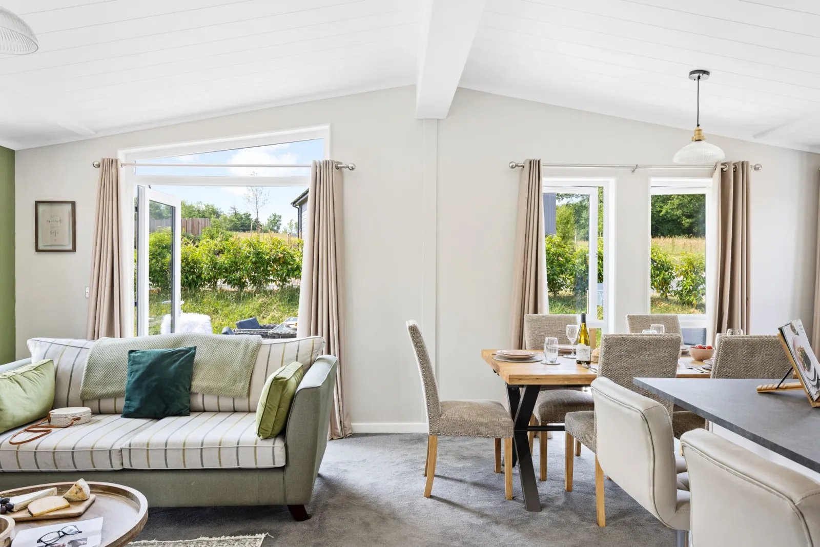 dining area seating six - Rose Lodge