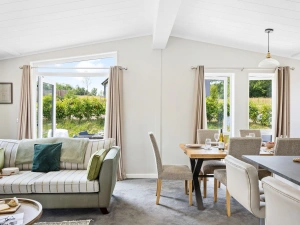 dining area seating six - Rose Lodge