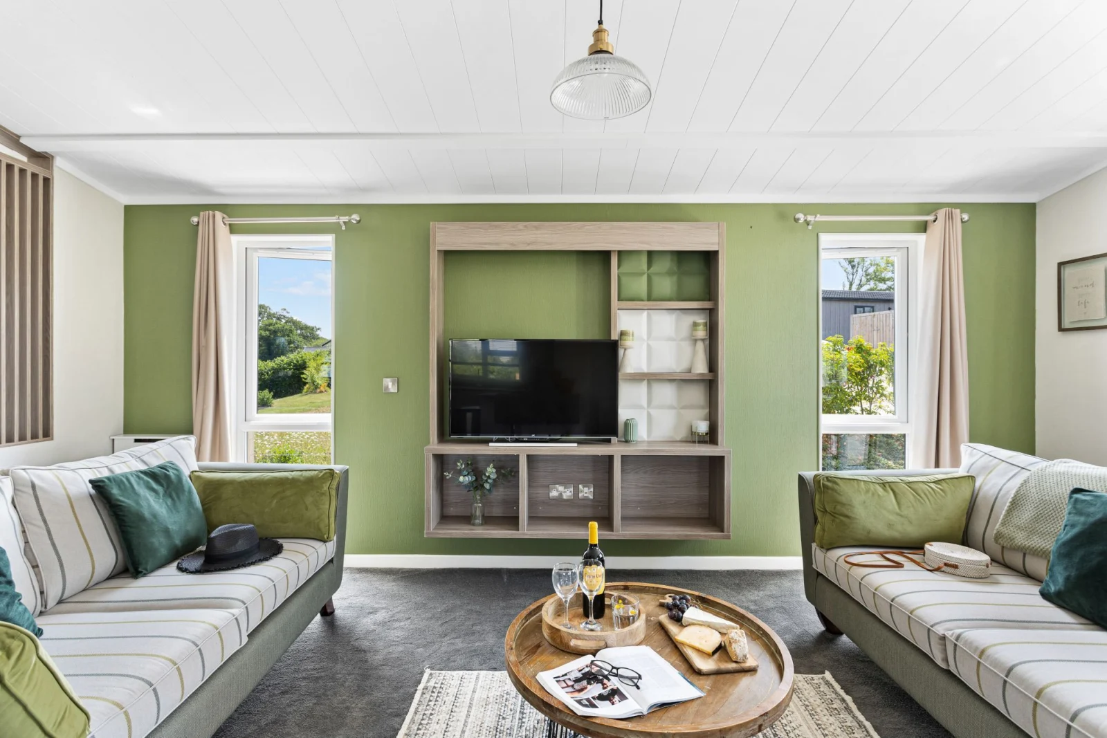 Cosy living room with smart Tv and free wi-fi - Rose Lodge