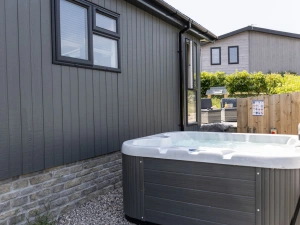 Private hot tub for lodge guests only - Rose Lodge