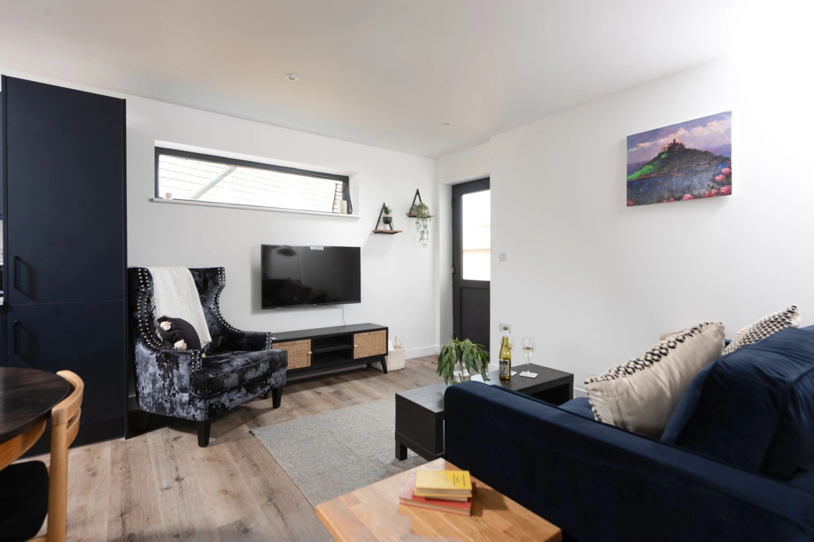 Entrance into living area, Smart TV, sofa - Bay Dream