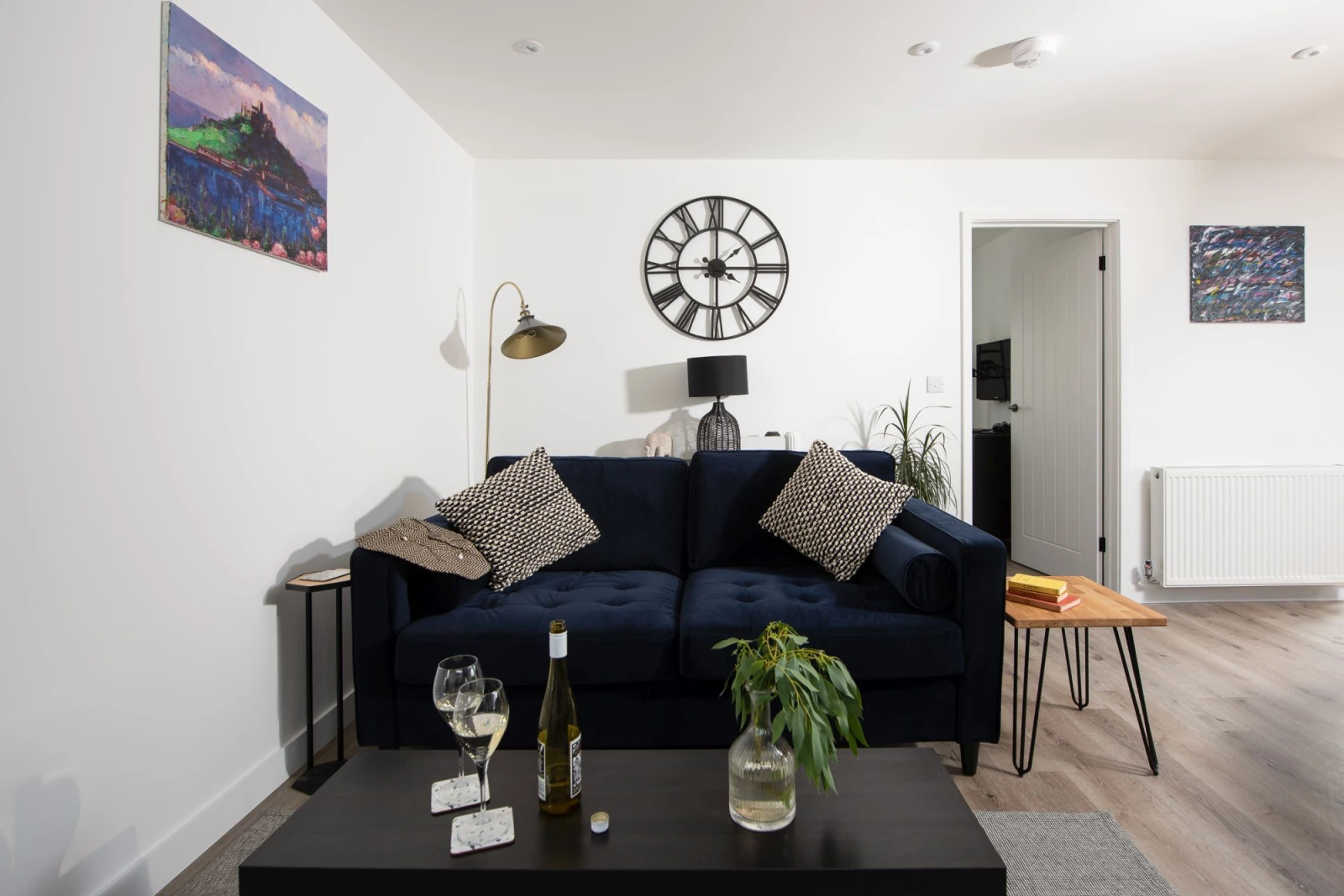 Comfy lounge with sofa, open plan with dining and kitchen area - Bay Dream