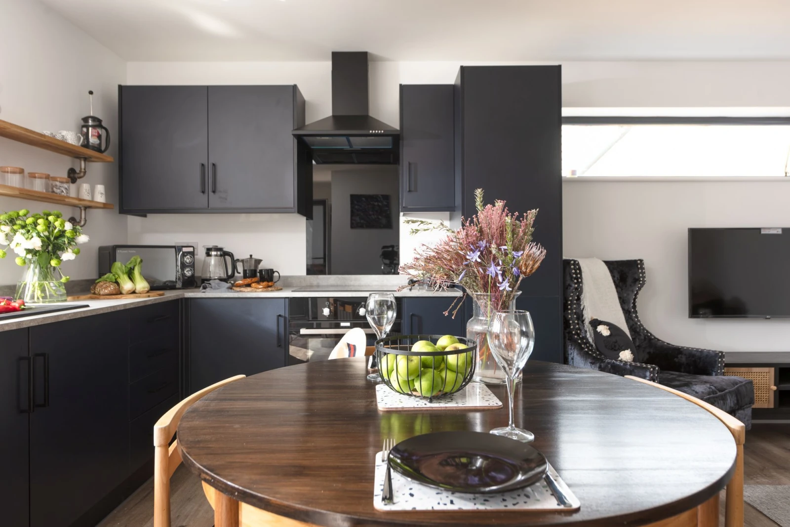 Open plan fully equipped kitchen, oven, microwave and kettle - Bay Dream 