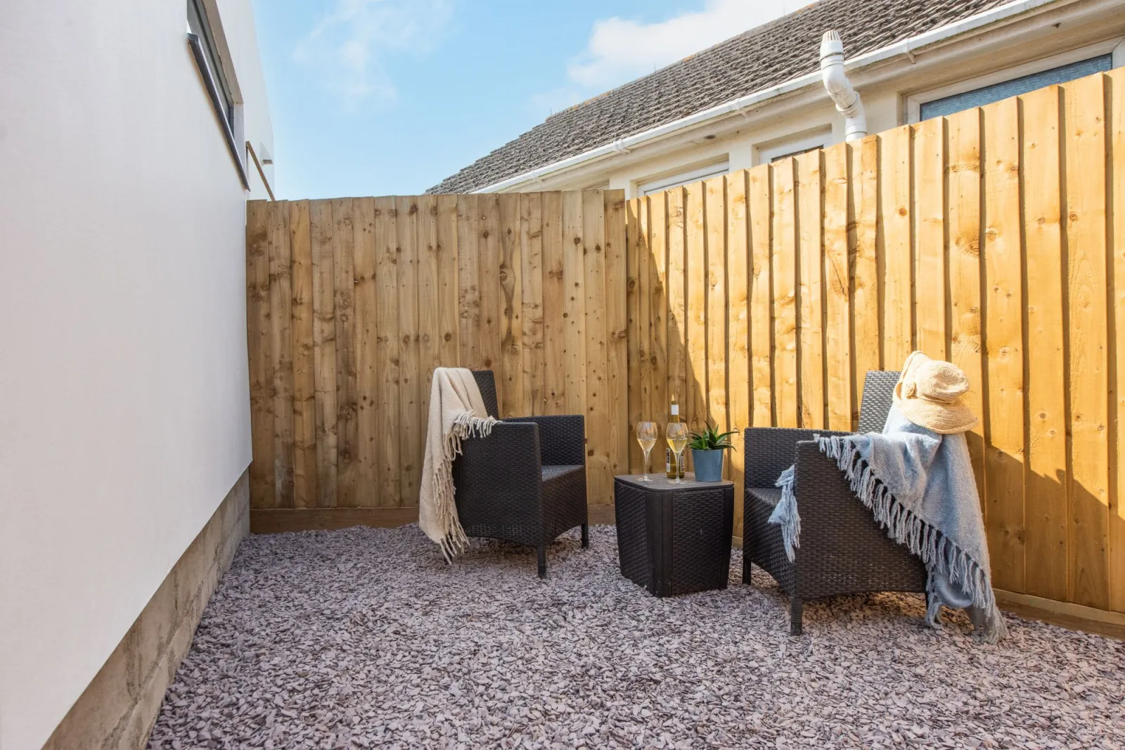 Outside courtyard with seating - Bay Dream