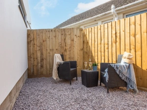 Outside courtyard with seating - Bay Dream