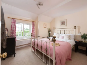 A King sized bed - Pump Cottage 