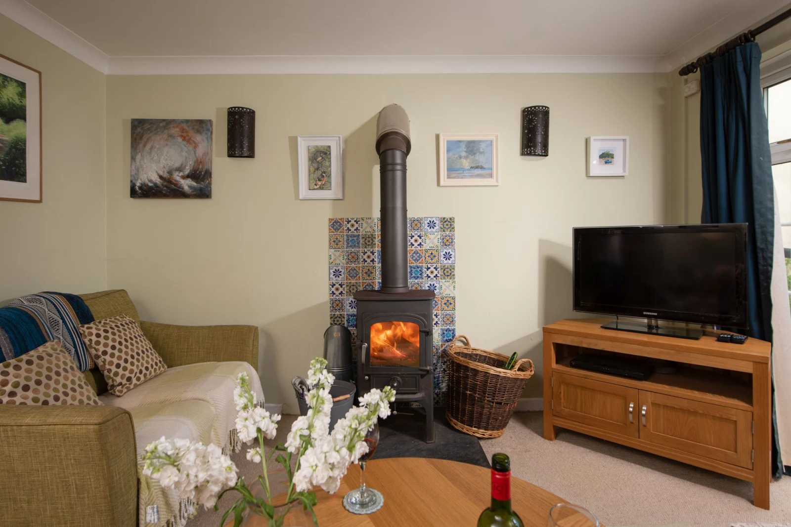 The fireplace, seating for all guests and TV - Pump Cottage 