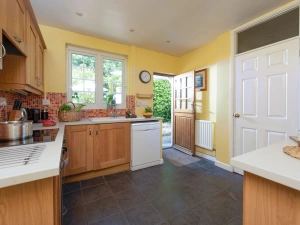 The kitchen with all of its facilities - Pump Cottage 