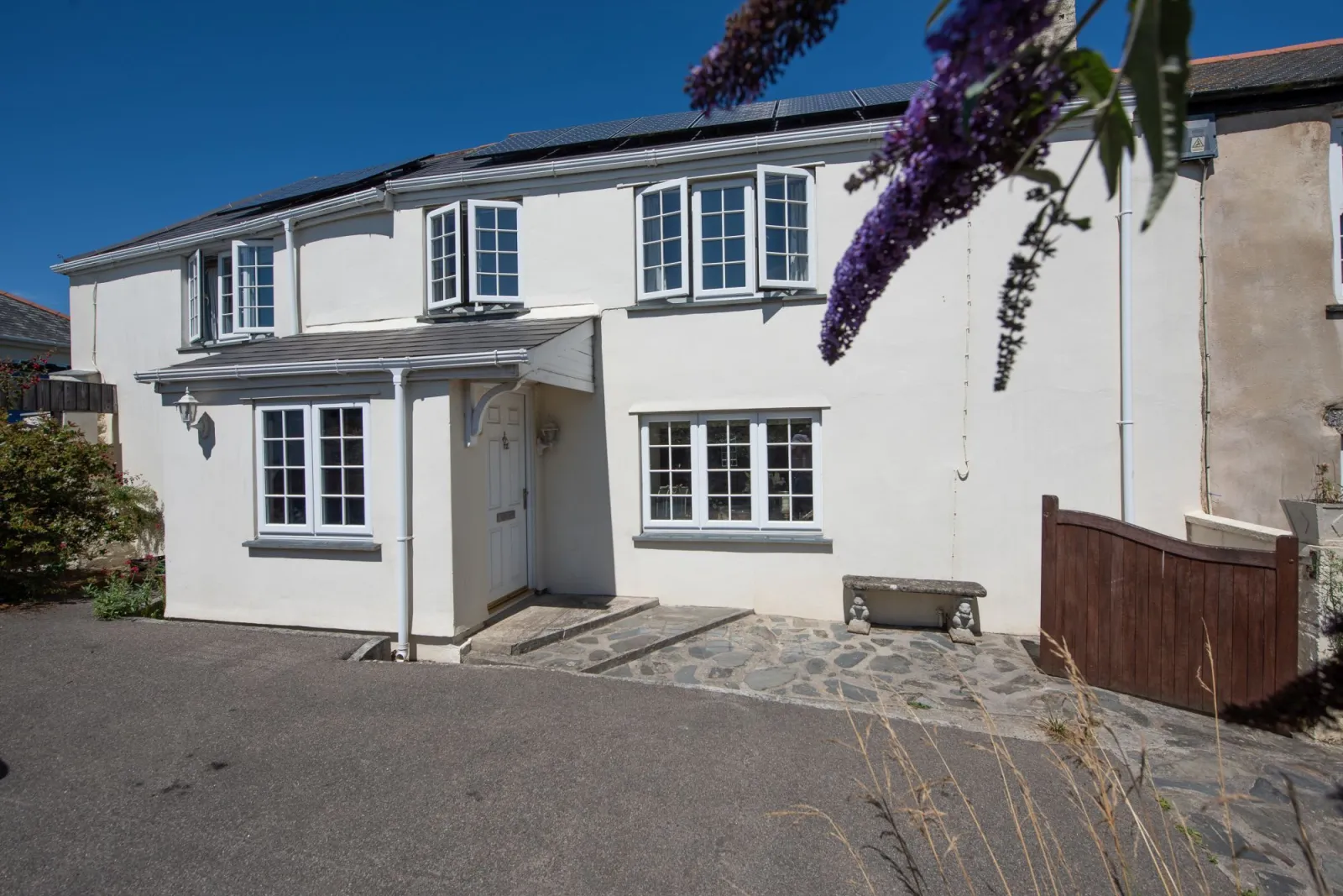 The private entrance and driveway - Pump Cottage 
