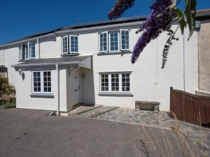 The private entrance and driveway - Pump Cottage 