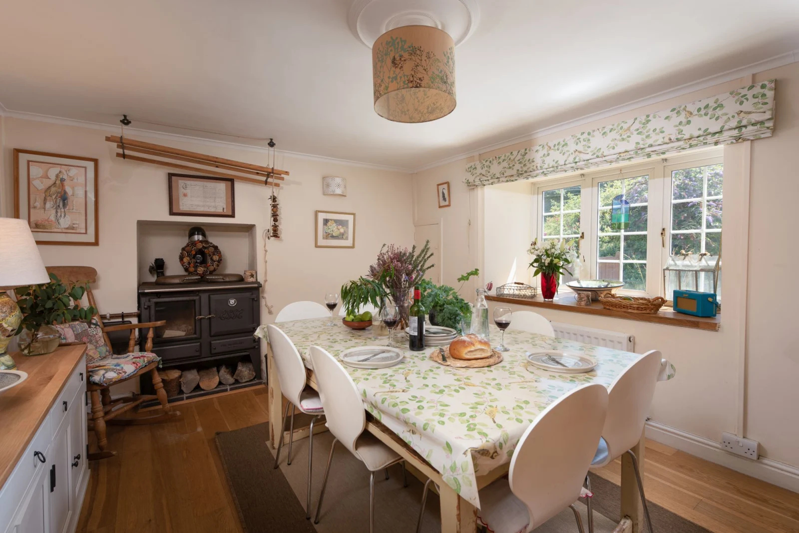 The dining area with seating for all guests - Pump Cottage 