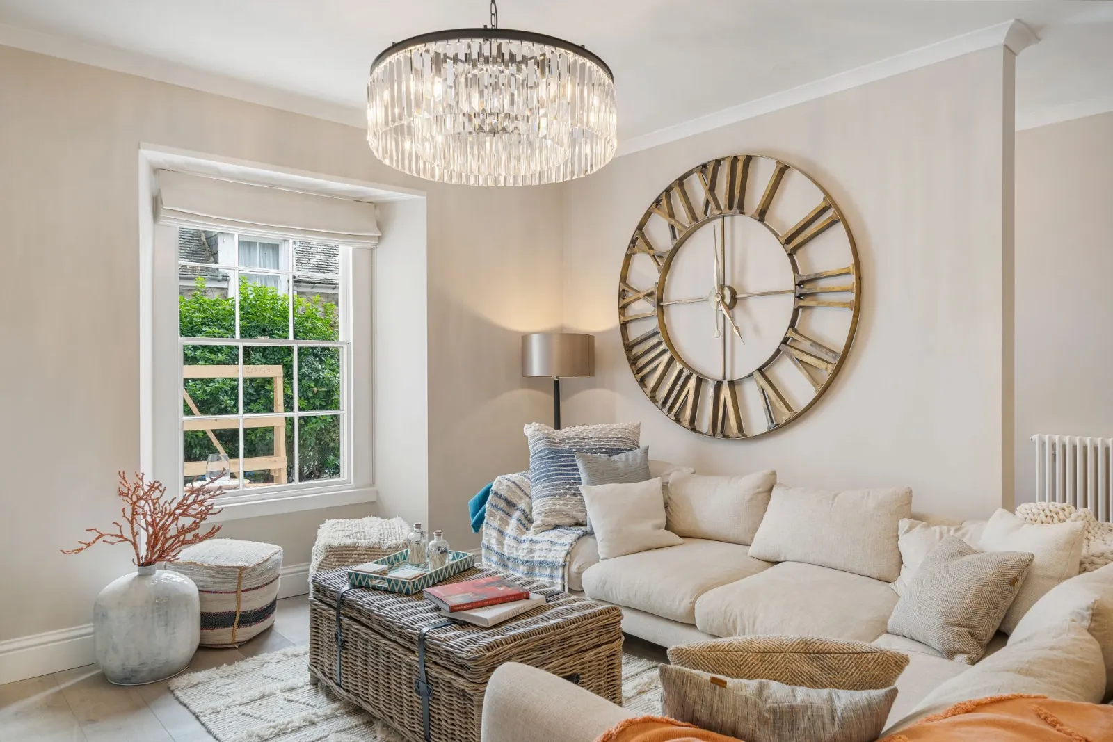 Open Plan space with view of front garden from the window - Tregurno