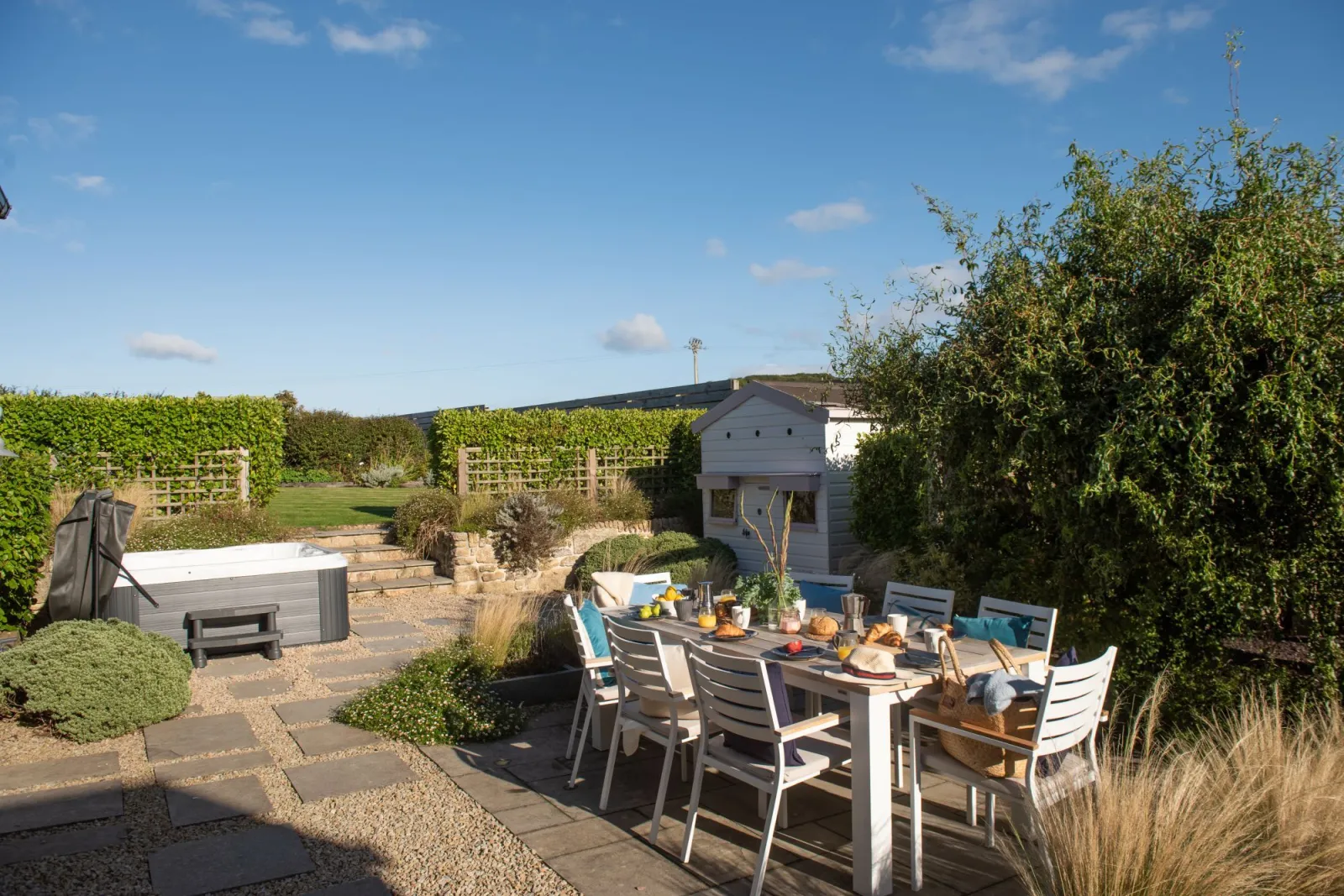 Beautiful large garden with hot tub, patio and dining area - The Haybarn