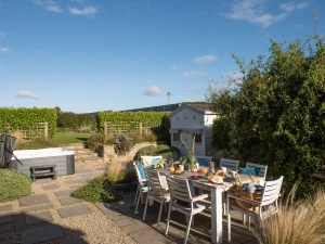 Beautiful large garden with hot tub, patio and dining area - The Haybarn