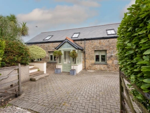 Glorious newly refurbished barn, with private driveway and landscaped garden - The Haybarn