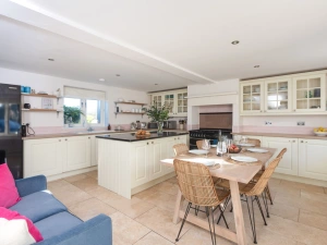 Well equipped social family kitchen and dining area - The Haybarn