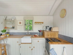 Kitchen-Belfast Sink-Apple Blossom Lodge