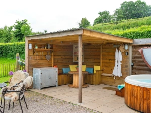 Outside seating area, Hot tub-Devon Heaven Hideaways